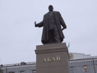 Житель Павлодара, закидавший яйцами памятник Абаю, получил 7 суток ареста