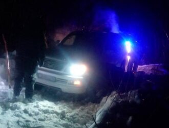 Автомобиль с людьми застрял в сугробе в одном из сел Павлодарской области