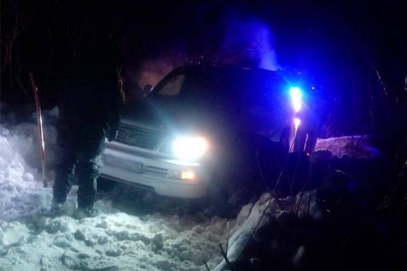 Автомобиль с людьми застрял в сугробе в одном из сел Павлодарской области