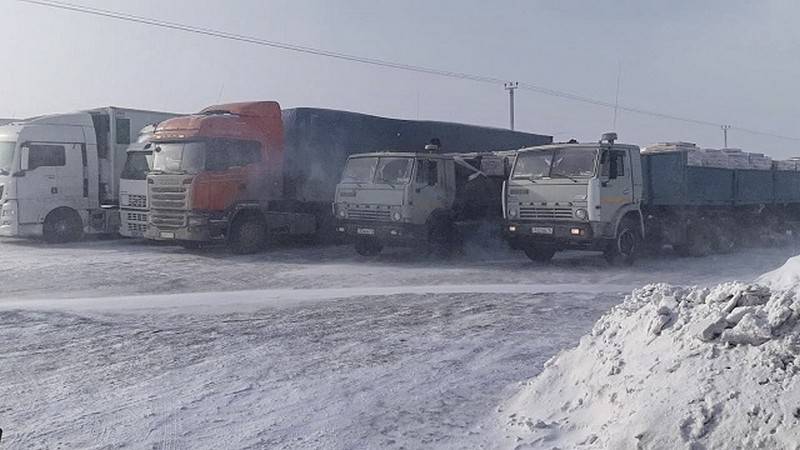 Десятки грузовиков скопились рядом с посёлком Шидерты из за непогоды