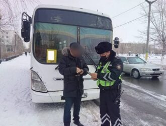 Пассажирский автобус с фальшивым госномером перевозил жителей Аксу