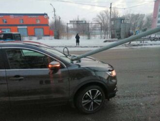 В Павлодаре на легковую машину упал светофор