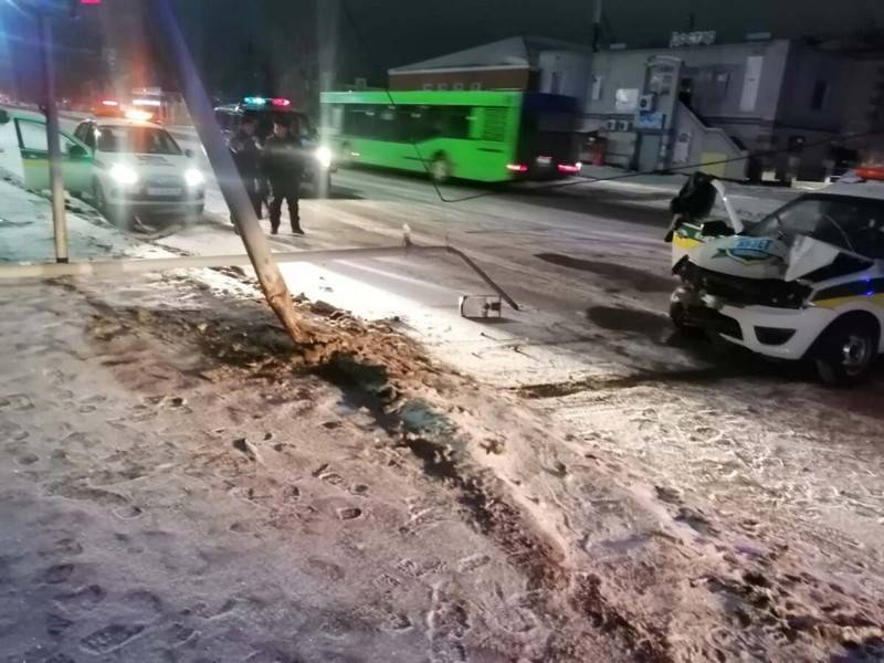 В Павлодаре на легковую машину упал светофор